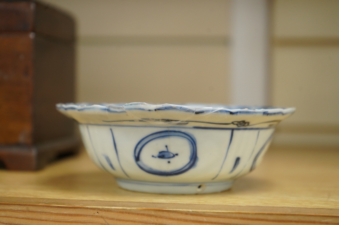A Chinese blue and white Kraak bowl, c.1640, 14cm diameter